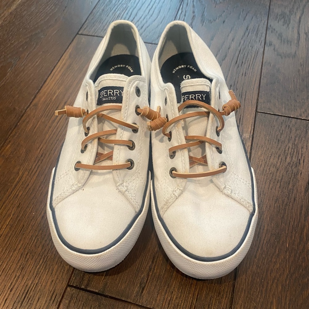 Sperry women’s crest vibe sneaker.